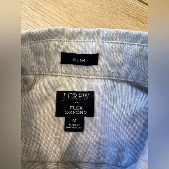 J crew NWOT
Slim 
Flex Oxford 
Size md 
Light grey 
Pit to pit 22”
Length 28.5” - Picture 8 of 9